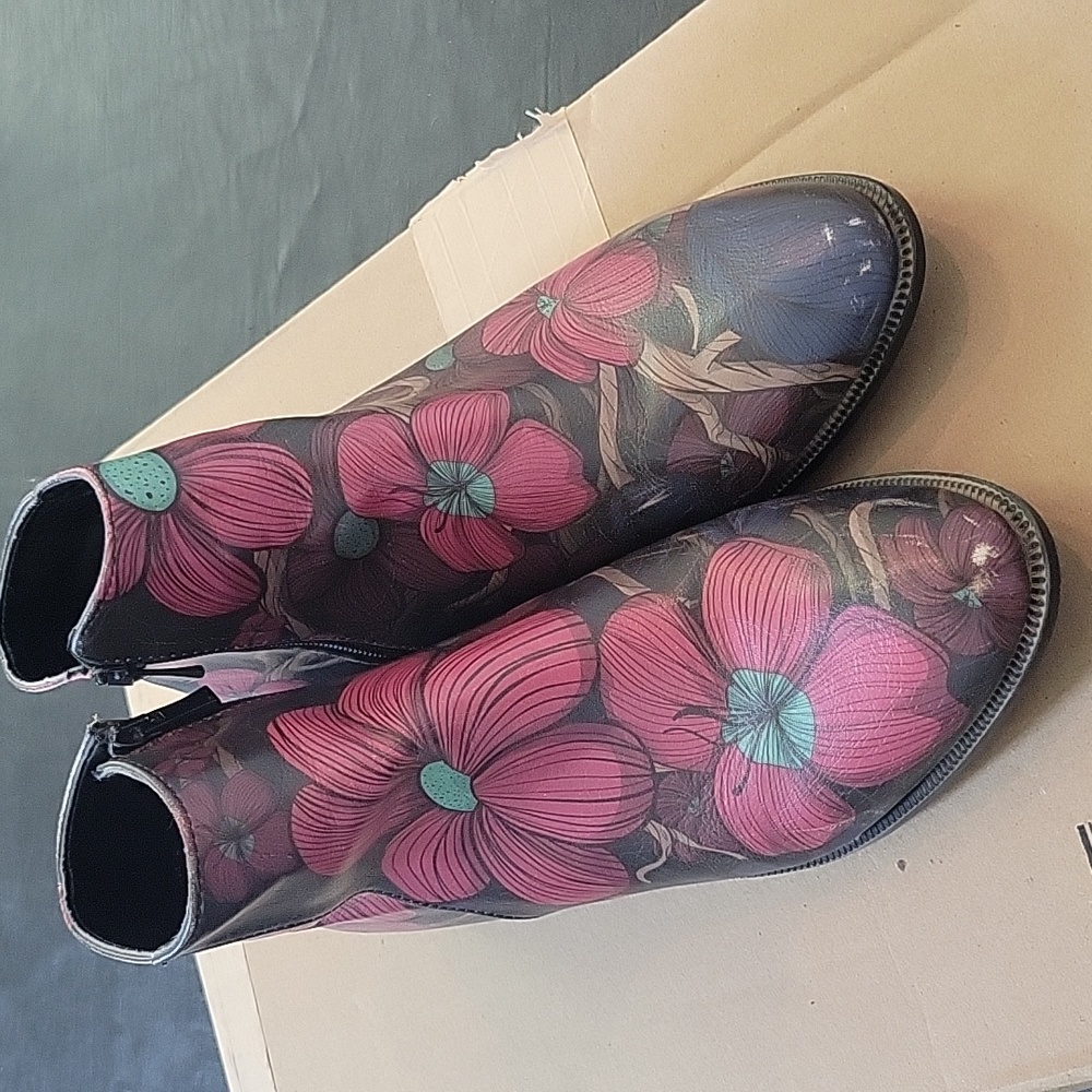 DoGo Vegan Leather Ankle Boots Size 10/41